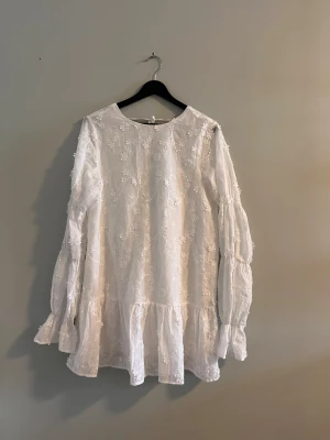 Vit långärmad klänning  - Super fin och skön vit långärmad klänning från NA-KD  i storlek 38, perfekt till student och sommaren☺️Helt oanvänd, endast testad🌸