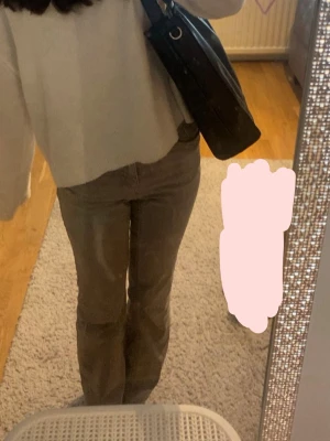 Gråa jeans - Säljer ett par gråa jeans. Jag har klippt av lappen för att den gnagde så vet tyvärr inte vart jeansen är ifrån eller storlek men de passar mig perfekt och jag använder vanligtvis 34🩶
