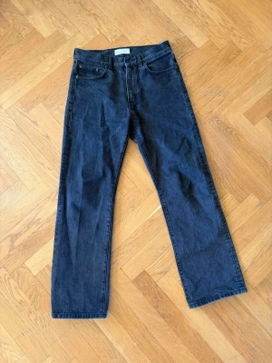 Svartgrås jeans, Jeanerica - Snygga svartgrå jeans från Jeanerica i modell VM009 Strlk W30, L32. Black 2 weeks, färg.
