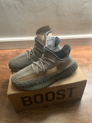 Yeezy Boost 350  grå/beige - Säljer ett par Yeezys köpt 2017 vid Yeezy hypen! Sparsamt använt, självklart äkta köpt för 3400 kr mitt pris 800 kr! 