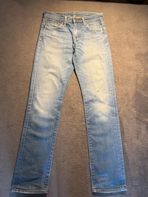 Ljusblå Levi's jeans 511 - Säljer ett par klassiska ljusblå jeans från Levi's 511 med straight fit. Storlek W28 L32, mycket bra skick. Pris kan såklart diskuteras 