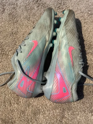 Nike fotbollsskor - Nike fotbollsskor för konstgrässkor. Ord pris 3199 Är i bra skick och är inte sönder på något sätt. Hör av vi frågor.