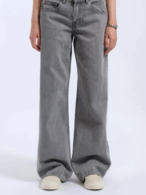 Gråa wide leg lågmidjade jeans - Säljer ett par gråa jeans som är baggy och lågmidjade!! Jeansen har raka, vida ben som ger en avslappnad och trendig look. Perfekta för dig som gillar streetstyle och oversized passform. Köpta för 899 kr! Sälja pga för långa för mig tyvärr, de har lite defekter längst ner på benen (se slide 3) men inget som man märker av💕💕 skriv om du har frågor eller köp nu går bra!