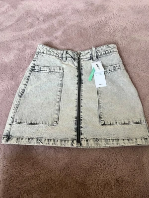 Jeanskjol Gina Tricot ny! Strl 38 - Kjol ny med lapp, strl 38