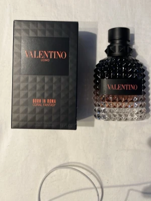 Valentino Uomo Born in Roma Coral Fantasy - Valentino Uomo Born in Roma Coral Fantasy är en lyxig parfym med en elegant flaska i svart och transparent glas med nitar. Doften är maskulin och modern, perfekt för dig som vill sticka ut. Flaskan har en unik form och kommer med originalkartong.