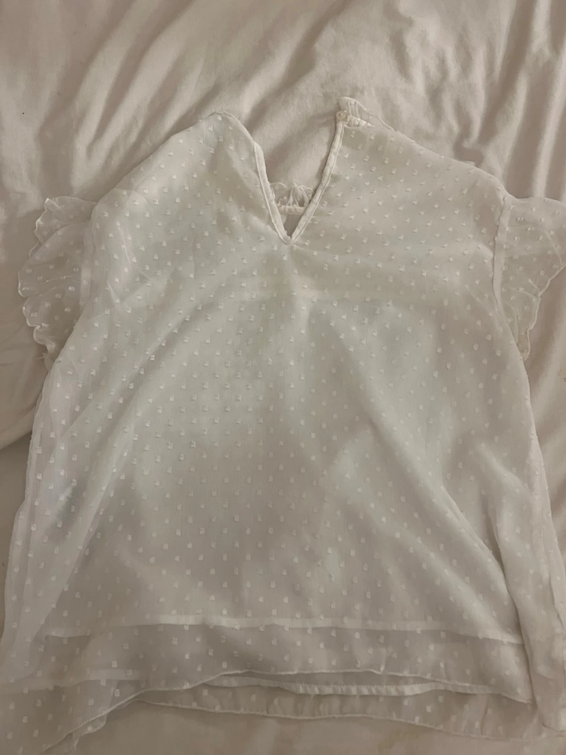 Vit prickig blus med volangärm - 1