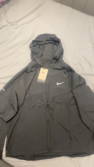 Svart nike miler jacka windbreaker - Helt ny, med sina lappar, i svart färg, Size: S Fraktar samma dag eller morgonen efter✅