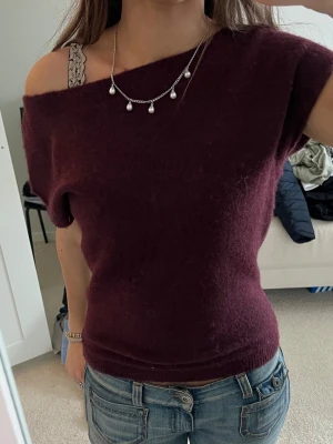 Vinröd off shoulder stickad tröja - Mysig vinröd stickad tröja med off shoulder-design från Nelly ❤️