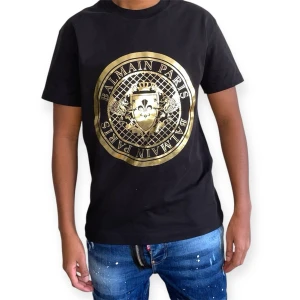 Balmain Paris T-shirt- Svart- Storlek S - Helt ny, högkvalitativ replika. Modellen är 175 cm lång och bär storlek S på bilden. EU|S Pris: 899 kr. Leverans: Skickas inom 24 timmar. Notera: Begränsat antal- först till kvarn 