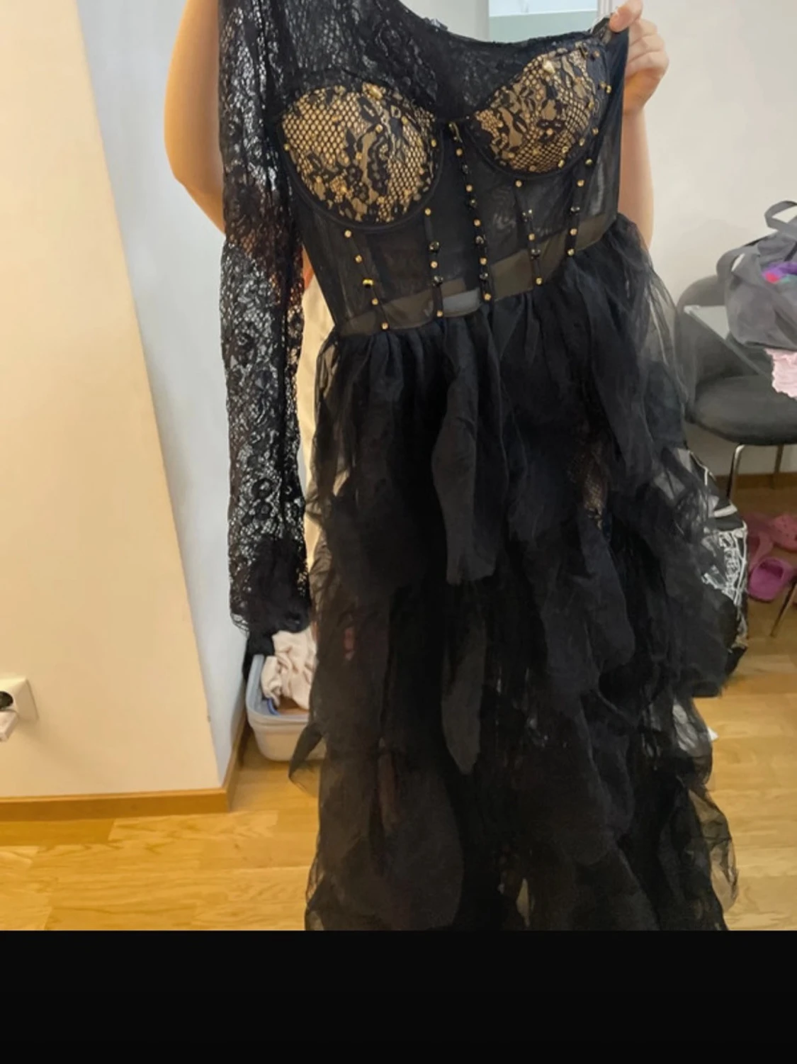 Svart långklänning med spets och volanger - 1