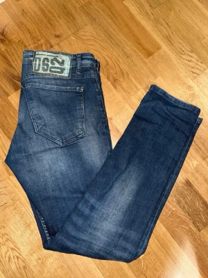 Dsq2aureeed jeans - Mörkblåa jeans. Tvär feta. Passar mig slim fit, är ca 183cm och väger 70kg. Men skriv annars för mått/fler bilder 🚀🚀
