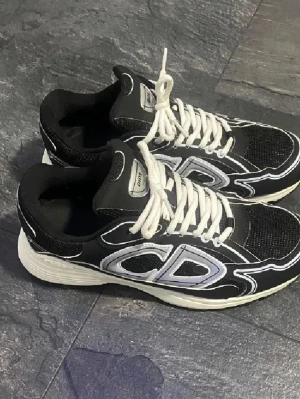 Dior b30 - Dior b30 helt fräscha säljs för 2200 föraren till kvarn som säljer priset är inte skrivit i sten storlek 43🧼⏳