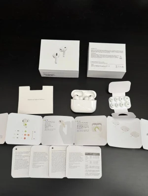 Air Pod Pro 3 - Säljer ett par vita Air Pods Pro 3 in-ear hörlurar med laddningsetui. Hörlurarna har en stilren och kompakt design i blank plast och levereras med flera silikonpluggar för bästa passform. Perfekt för dig som vill ha trådlöst ljud och smidig anslutning till din telefon.