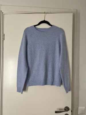 Ljusblå stickad tröja - Säljer en ljusblå stickad tröja i storlek S från Vero Moda.