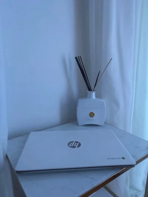 HP Chromebook silvervit laptop - Säljer en stilren HP Chromebook med silverfärgat sweet agenda och vit tangentbord. Laptopen har en slimmad design och HP-loggan på locket. Perfekt för studier, U-formad och lätt att ta med sig.
