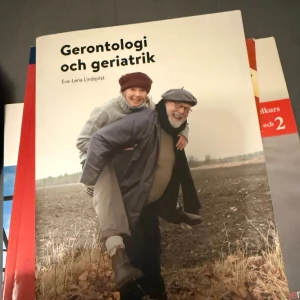 Essential Grammar in Use Fourth Edition. Gerontologi och geriatrik. New levels. Stepping stone - Säljer kursboken 'Essential Grammar in Use' av Raymond Murphy, fjärde upplagan. Sedan säljer jag 3 andra studieblcker. Som stepping stone, new levels och gerontologi och geriatrik. En bok säljs mellan 300-400kr beroende på vilken det är 