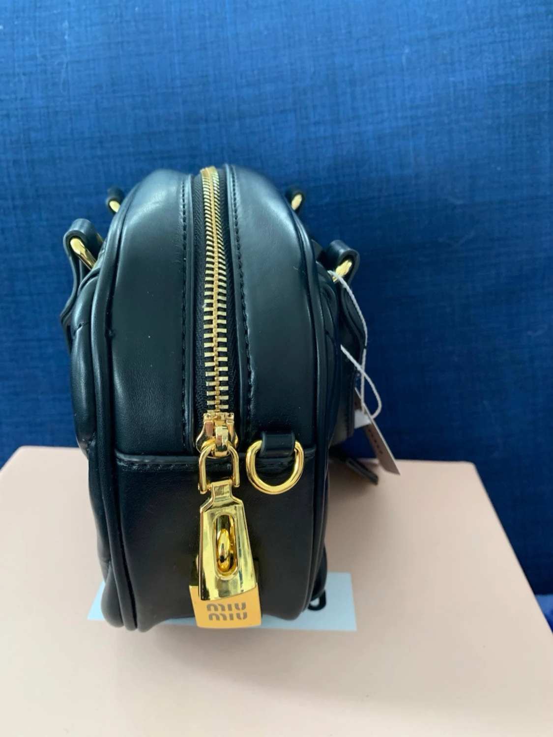 Svart handväska från Miu Miu - 3