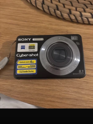 Sony cybershot digitalkamera - Säljer min sony cybershot, funkar utmärkt men det finns förstås tecken på användning på utsidan, inget som påverkar bildens kvalite. Batteri och fodral tillkommer