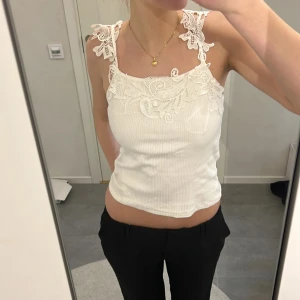 Zara topp - Jättefin unik topp från zara i storlek S. Inte särskilt använd och har inga defekter. Skriv för frågor eller pris💕🫶