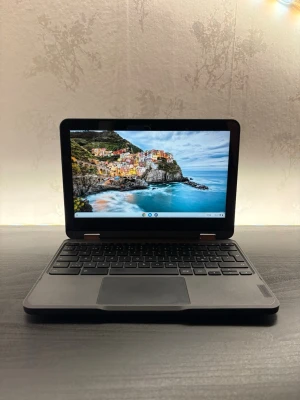 Lenovo 500e Chromebook GEN 3 - Batterihälsa 98% - Smart 360°-design gör att du enkelt växlar mellan laptop och surfplatta. Stor touchskärm ger bra överblick och smidig användning. Chrome OS är snabbt och startar på sekunder. Nyare modell från 2022 med uppgraderad prestanda och större skärm. Mycket gott skick, fullt fungerande. ✔ Batterihälsa 98 % ✔ 115 laddcykler ✔ Laddare ingår ✔ Snabb & energieffektiv Kan skickas eller hämtas. Hör av dig vid intresse! 🌟
