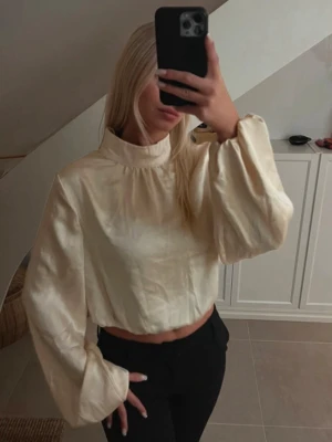 Blus med Ballongärm - Så fin blus i champagne / beige färg. Storlek Xs. Har ballongärmar. Aldrig använd i nyskick. 100 kr!