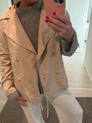 Beige kappa - Snygg trenchoat som passar nu till våren!🧡