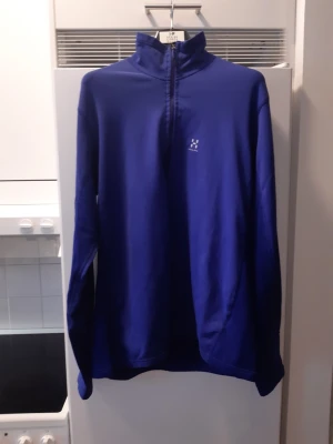 Haglöfs blå fleece/mellanskiktströja, stl XXL - Mycket gott skick - Säljer en fin Haglöfs-tröja i blått. Tröjan är i mycket gott begagnat skick, med minimala tecken på användning. Inga fläckar, hål eller skador. Perfekt som mellanskikt vid vandring eller fritidsaktiviteter.   Märke: Haglöfs Färg: Blå Storlek: XXL Skick: Mycket gott skick Funktioner: Halv dragkedja/half zip