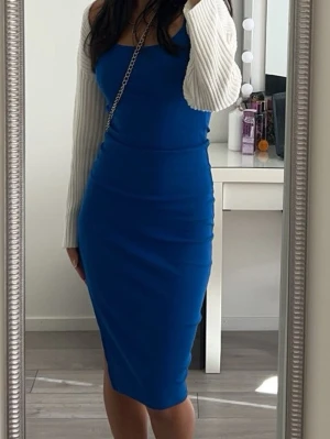 Mörkblå klänning - Lång mörkblåklänning med slits på sidan. Från new Yorker. Använd men i nyskick. 