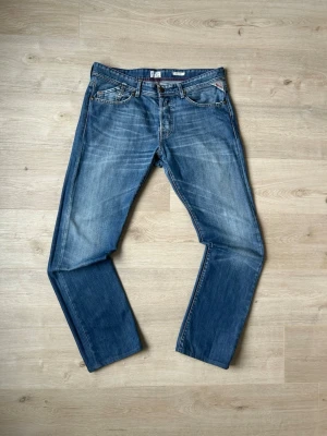 Blåa Vintage Replay Mijag Jeans Regular Fit W34 L34 - Fina Replay Jeans i blå färg. Jeansen är i mycket bra skick och sparsamt använda. |  Äkta som allt annat jag säljer! ✅|  Storlek: W34 L34 | Skick: Mycket Bra Skick | Färg: Blå | Märke: Replay | Modell: Jeans |  Hör gärna av dig vid frågor så svarar jag så fort jag kan! 😁|  