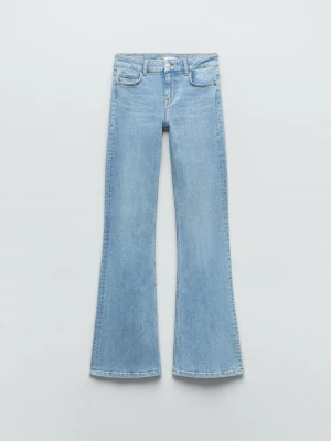 Ljusblå bootcut jeans från Zara - Säljer ett par ljusblå bootcut jeans från Zara med klassisk femficksdesign och hög midja. Jeansen har utsvängda ben och är tillverkade i mjuk denim med en snygg tvätt. Perfekta för en trendig och avslappnad look.