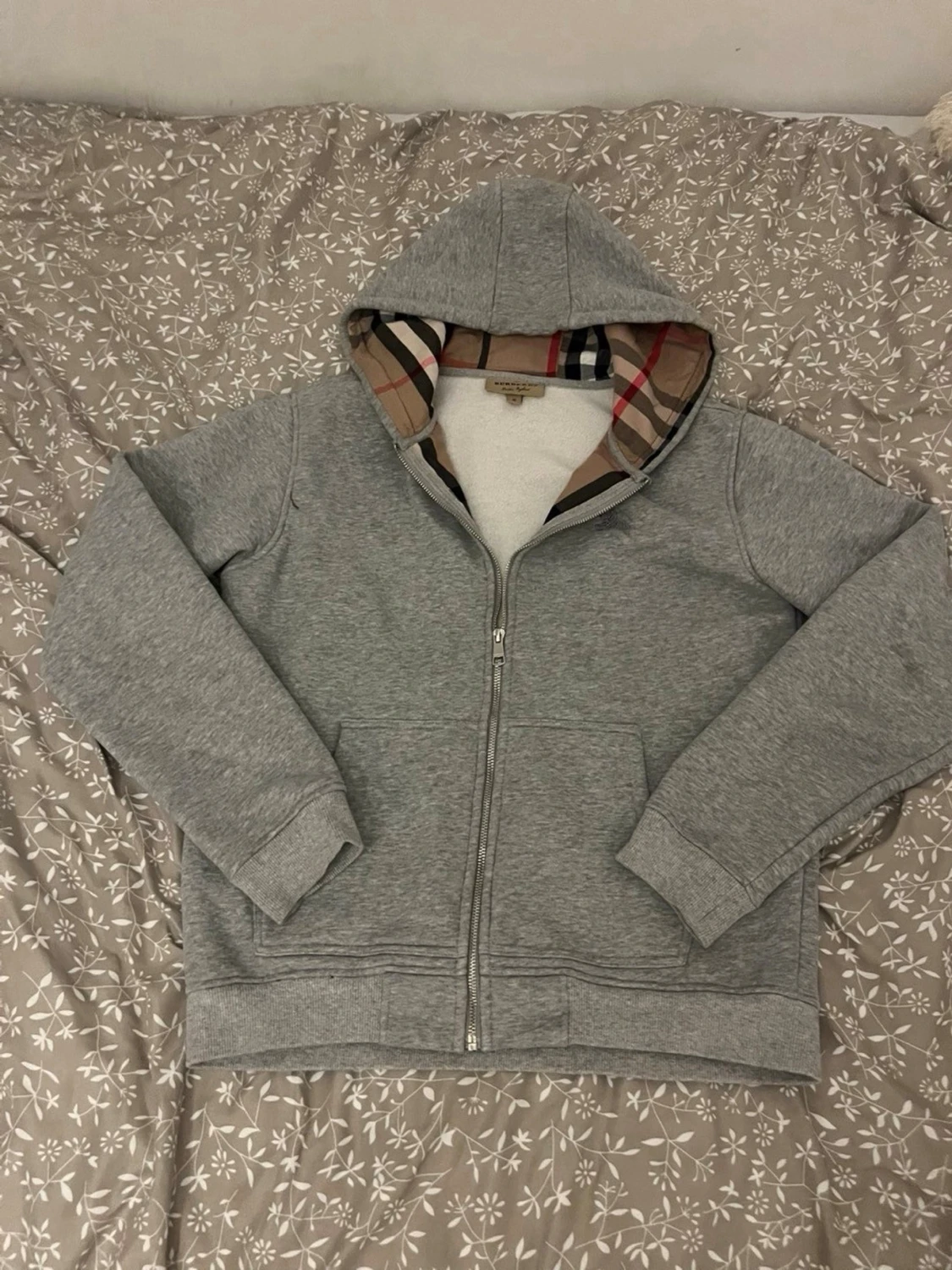 Grå hoodie från Burberry med dragkedja KOM MED BUD