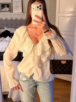Vit blus med spets - Supersöt vit blus med spets. 