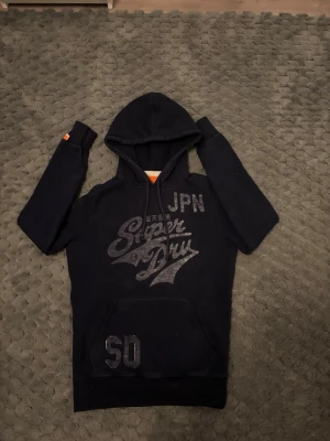 Superdry hoodie  - Skick: 8/10 | Storlek: S | Pris: 500 | Inga defekter | Modellen på bilden är 170, 57kg | Passar perfekt för dig som är runt 175-180 cm lång! | Passar även M | Kan gå ner i pris vid snabb affär! | Hör av er vid frågor eller minsta fundering 🙌