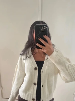 Kofta - En krämvit kofta från Vero Moda, helt ny! Den är inte vit vit utan lite krämigare så lite mer åt de gula hållet 💗 Den är i storlek M men brukar ha xs/s och älskar passformen!