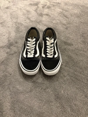 Svarta Vans Old Skool sneakers - Hej, jag säljer mina Vans Old Skool Black/White för att de har blivit för små. Det är en enkel och stilren modell i svart med vit rand på sidan. Storlek 39 och är 25 cm långa inuti. Har endast använt de nån gång. 