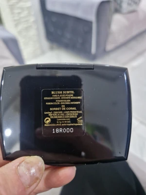 Lancôme Blush Subtil 03 Sorbet de Corail - Rouge från Lancôme i nyansen 03 Sorbet de Corail. Kommer i en svart kompakt dosa med spegel och medföljande borste. Färgen är en mjuk korallton som ger kinderna en fräsch och naturlig look. Perfekt för att skapa en byggbar och jämn finish.