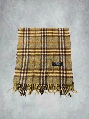 Burberry halsduk  - Burberry halsduk | 100% lammull | skicka: 7/10 | defekter: två små hål men ingen som synd när man använder den | nypris ca 4000kr skriv vid frågor eller mer bilder | äkta | MD closet 
