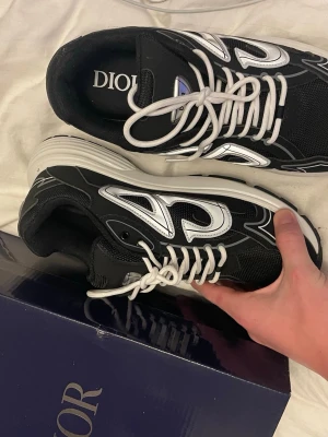 Svarta Dior sneakers med vit sula - ett par lite schysstare dior skor Stl 45 hör av er vid frågor 