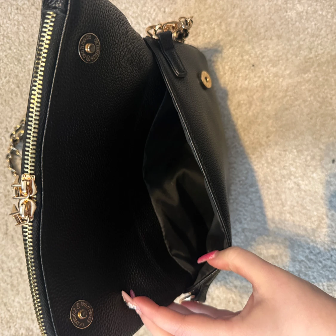 Svart handväska med kedjerem - 2