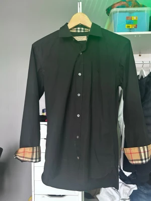 Burberry skjorta  - Burberry skjorta, storlek S, haft den väldigt länge, fraktas dagen den köps.👍