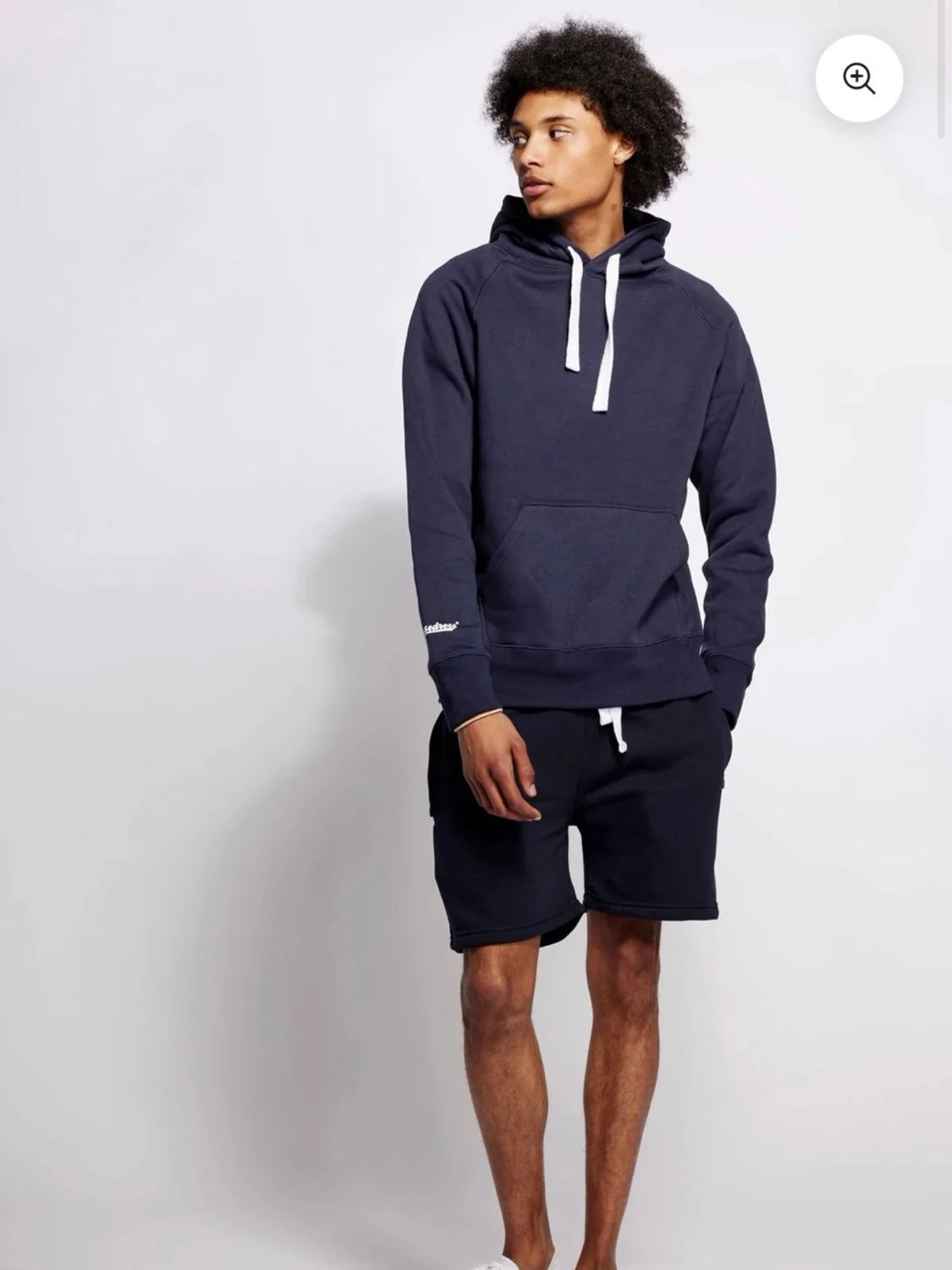 Mörkblå hoodie med vita snören