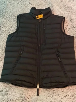 Svart dunväst från Parajumpers - Snygg Parajumpers väst, precis som ny, säljer den då den inte passar mig längre