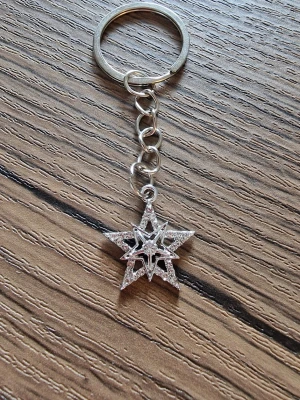 Nyckelring stjärna - Nyckelring stjärna. 2,1 cm bred. 7,7 cm lång.