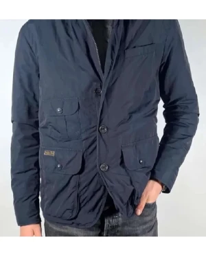 Ralph lauren jacka - Stilren mörkblå vårjacka med tre stora framfickor och knäppning framtill. Jackan har en klassisk krage och knappar framtil med en dragkedja bekom, Perfekt för dig som vill ha en enkel men lite schysstare jacka i en kavaj look.