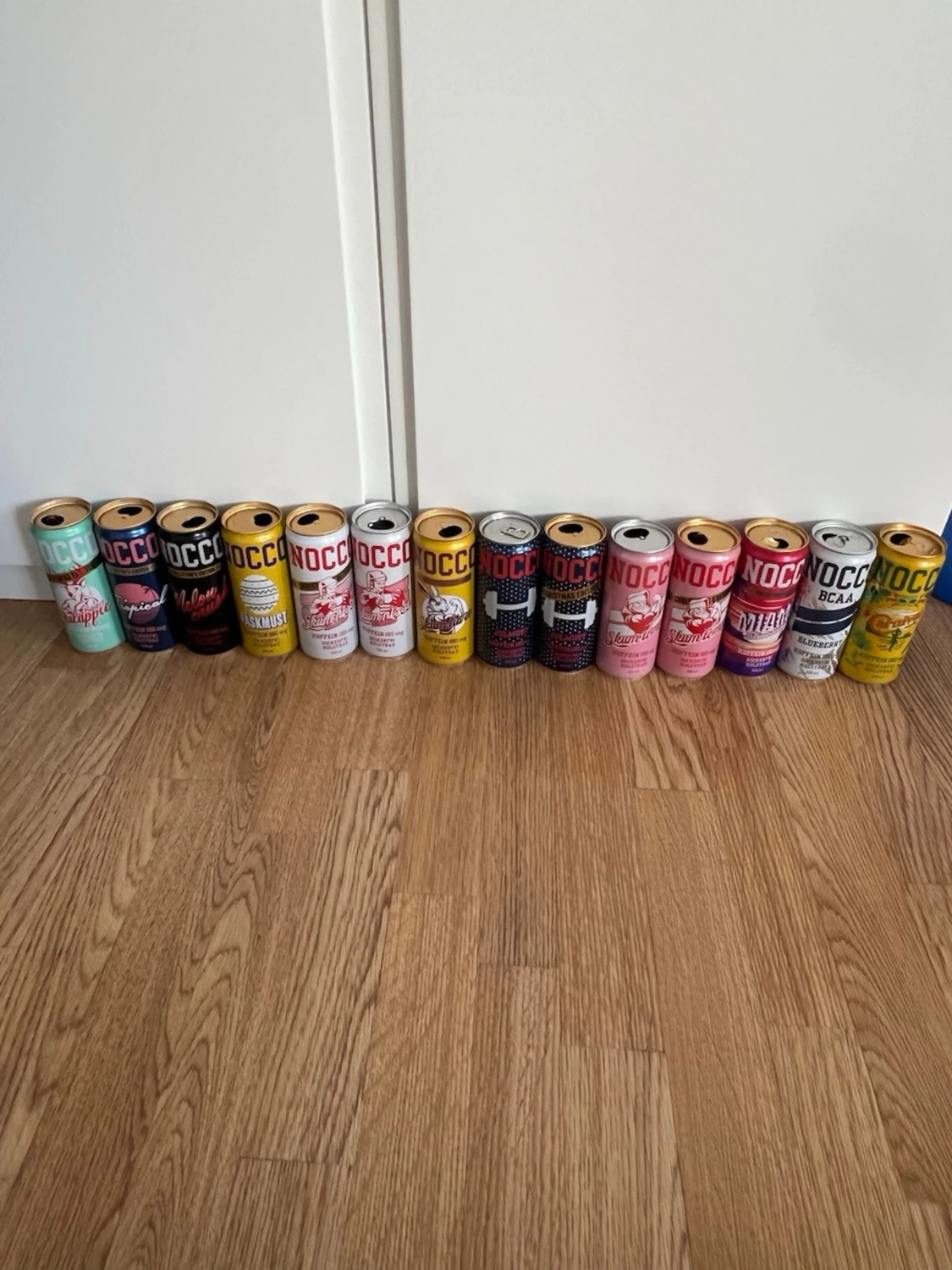 Samling tomma NOCCO burkar