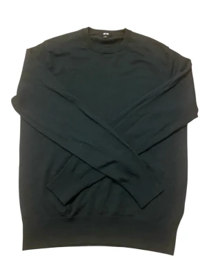 Olivgrön stickad tröja Uniqlo - Olivgrön stickad tröja från Uniqlo med rund hals och ribbade muddar vid ärmslut och nederkant. Tröjan är tunn och har en enkel, clean look som passar perfekt till lager-på-lager. Materialet känns mjukt och smidigt.