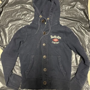 Vintage Hollister hoodie med knappar - Extremt eftertraktad och sällsynt vintage  Hollister hoodie med knappar! Grymt skick, inga defekter - ser exakt ut som på bild! Storlek S. Skriv vid frågor!💬