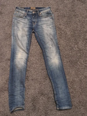 Slim fit jeans från Jack & Jones - Hej säljer ett par slim fit jeans från Jack and Jones. W28 L32. Jeansen är endast använda ett fåtal ggr och därmed mycket bra skick. Priset är ej hugget i sten.