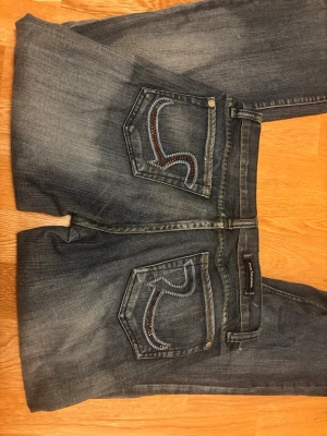 Lågmidjade jeans  - Skit snygga låggmidjsde jeans köpta USA! Säljer då de är för stora för mig. Inte använda många gånger. Lite missfärgningar på baksidan. Midjemått: 39 rake över. Innebenslängd: ca 69 (passar ej mig så har inte bilder på) ❤️PRIS KAN DISKUTERAS 