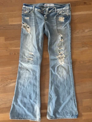 Ihåliga jeans  - Suuuper snygga jeans med hål från hollister , aldrig använda därav i nyskick , tryck gärna på köp nu ☺️